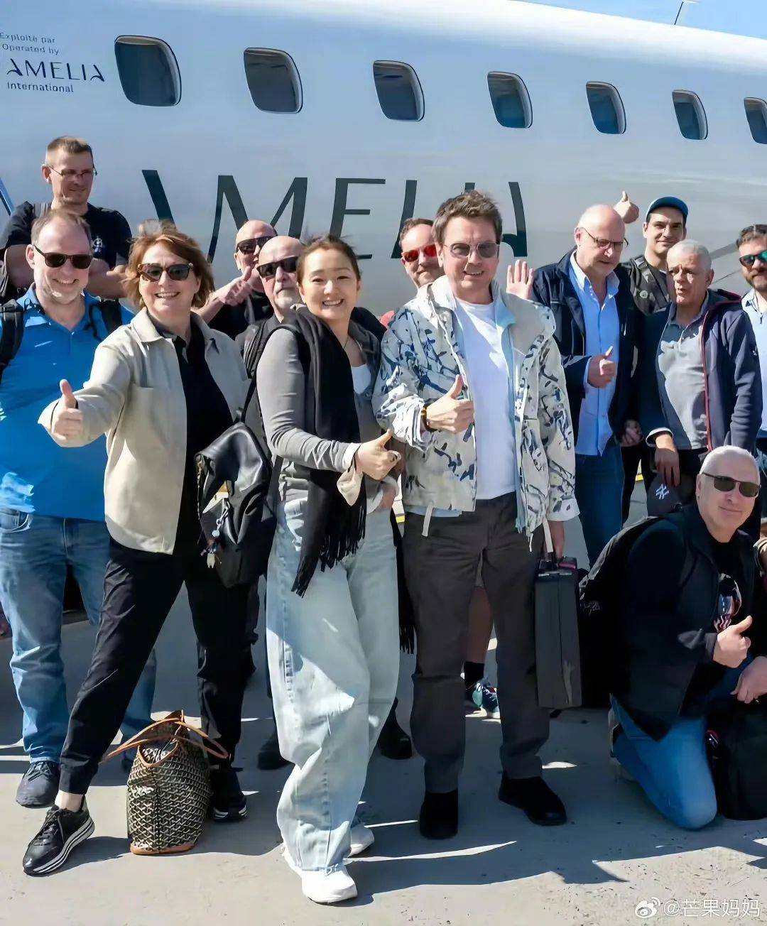 59岁巩俐与法国丈夫合照上热搜！两人相差17岁，看上去都很年轻