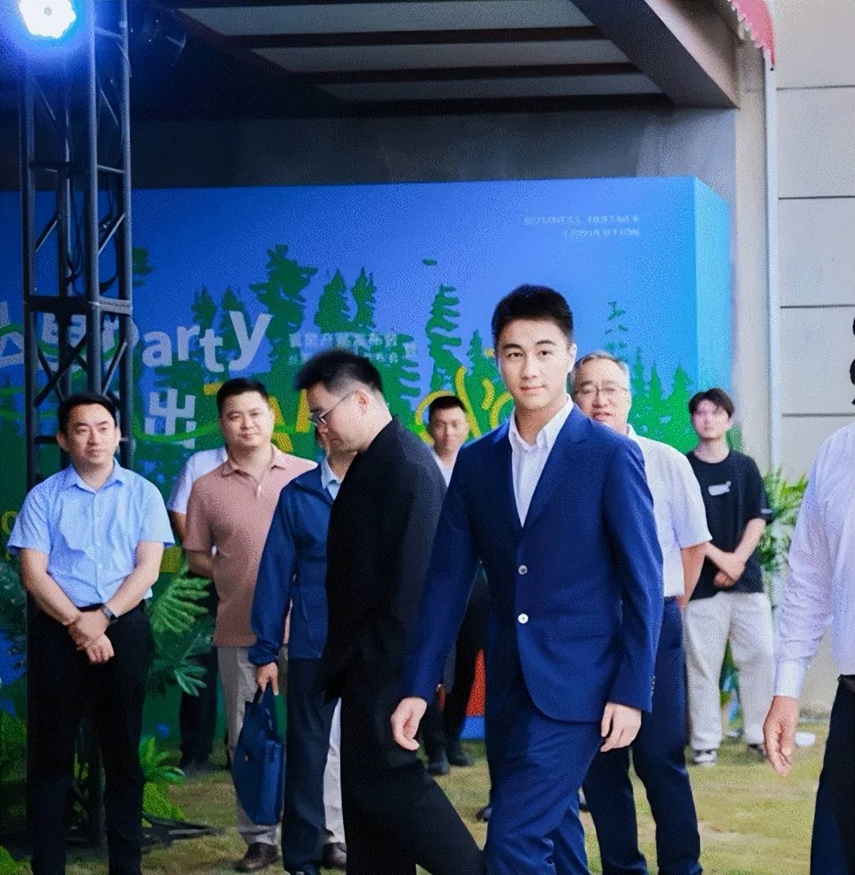 “赌王”之子何猷君收购王思聪旗下企业，接盘后前往山东参加活动