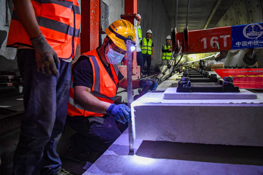 上海轨道交通22号线(原崇明线)铺轨工程正式启动