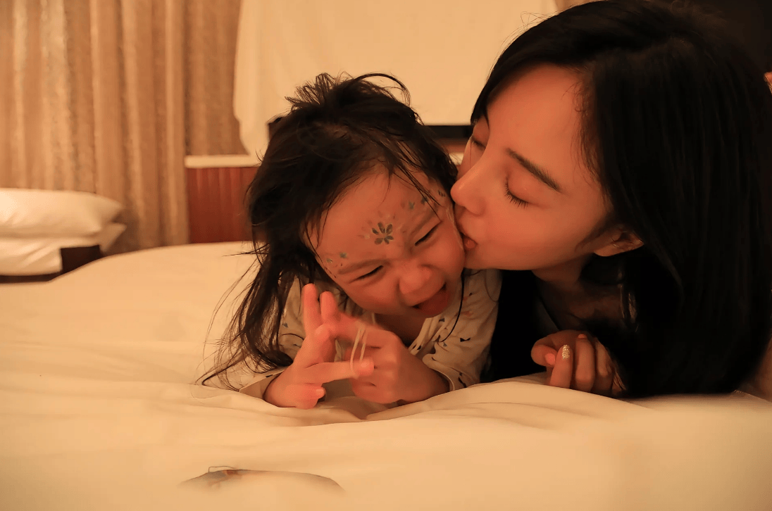 娱乐圈星二代护母太感人:甜馨力挺李小璐谢振轩内涵王菲只为保护张柏芝!