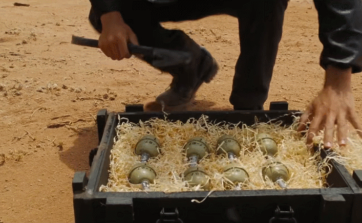 魔幻的乌克兰:除了漂亮的嫩模,还有遍地手榴弹!