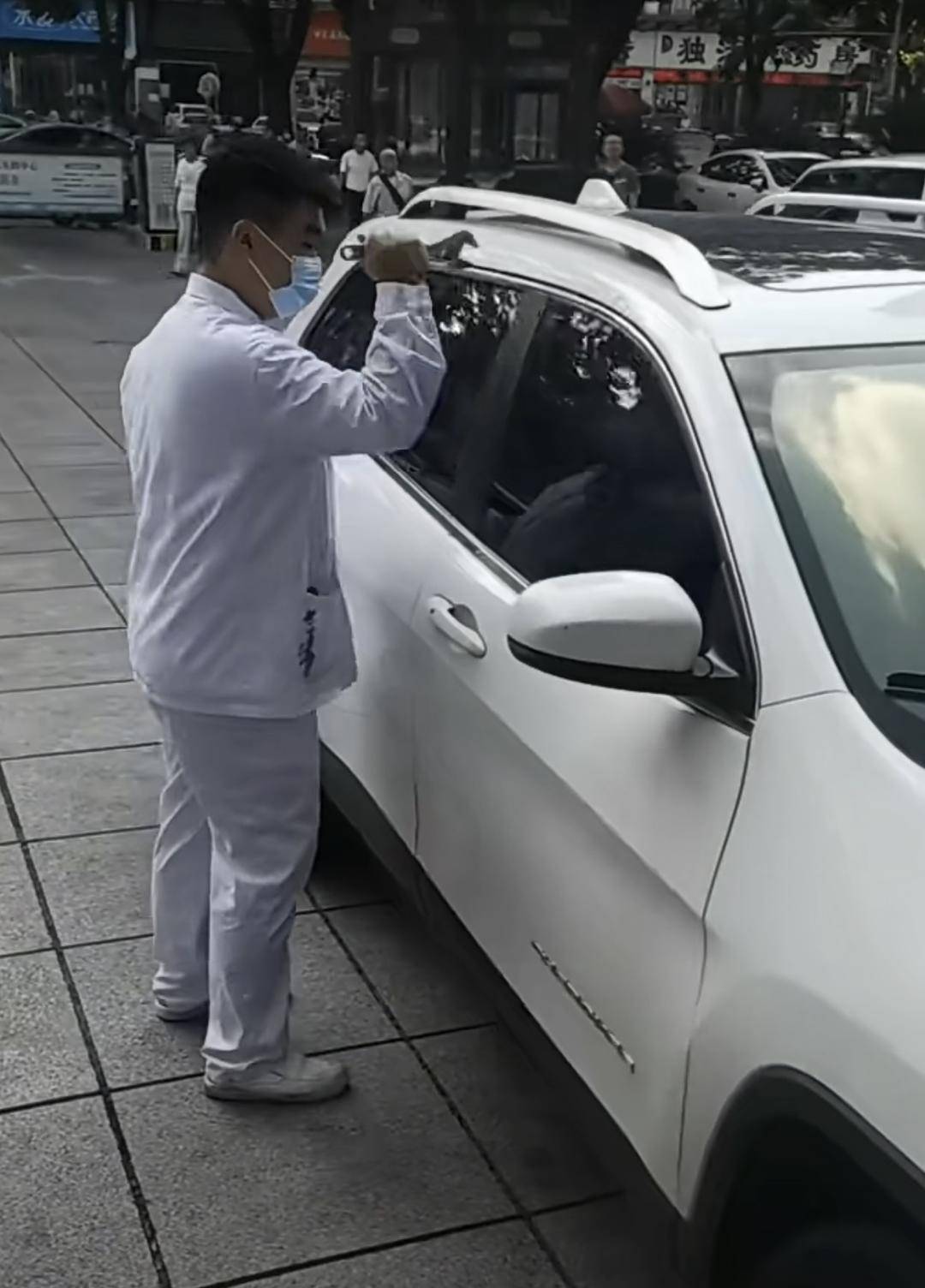 男子昏迷前凭意志驾车驶进医院,医护砸窗急救 好友:人已去世,感谢医护的付出