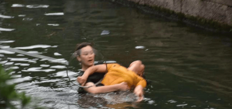 央媒力挺！俄罗斯女留学生水中救人，获特殊身份后，意外一幕出现