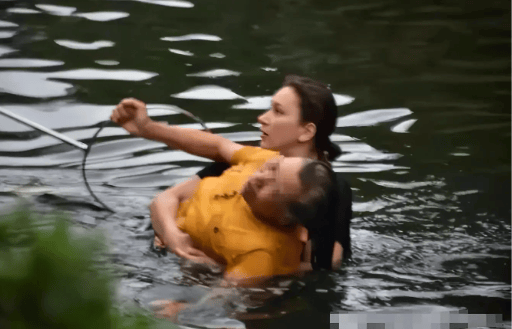 央媒力挺！俄罗斯女留学生水中救人，获特殊身份后，意外一幕出现