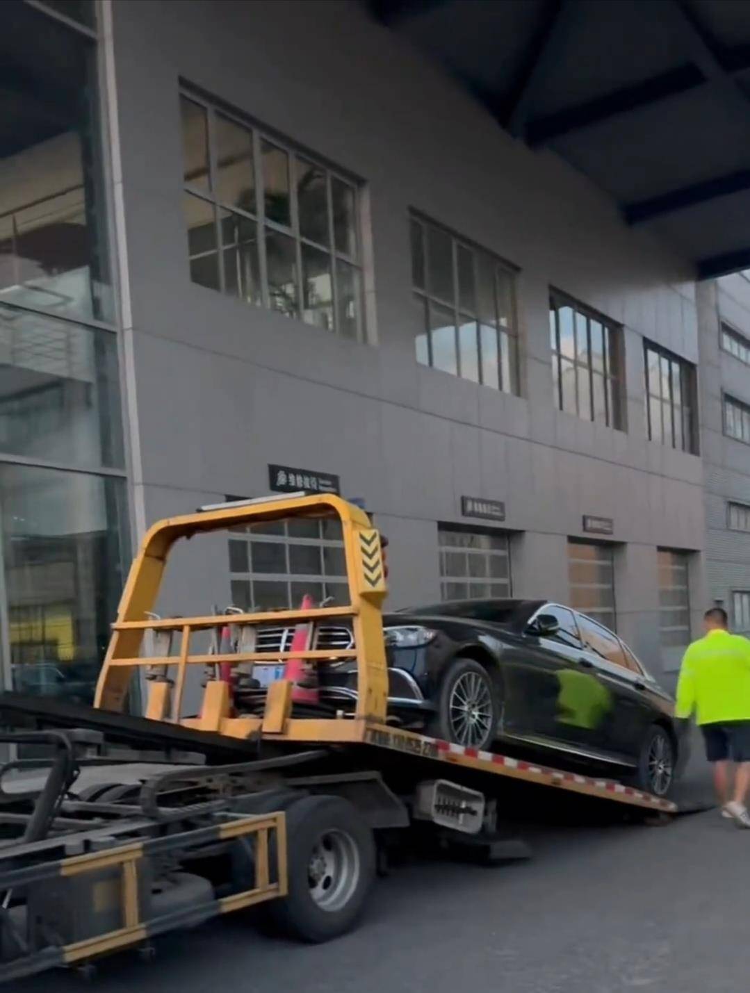 3名男孩偷开奔驰车到百公里外遗弃,2人已被抓获,车主:还好仅保险杠有轻微刮擦