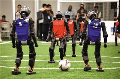 全球人形机器人备战世界运动会