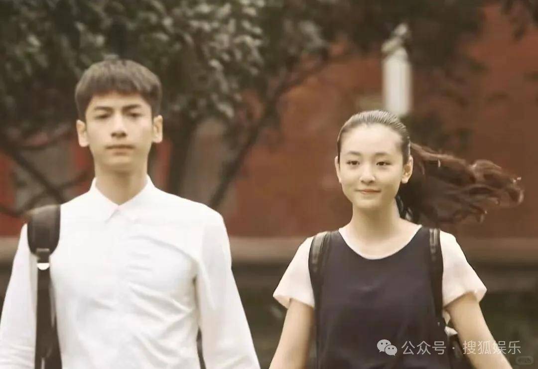 离婚三年又被拍到亲密逛超市，他俩这是纯带娃还是真复合了？