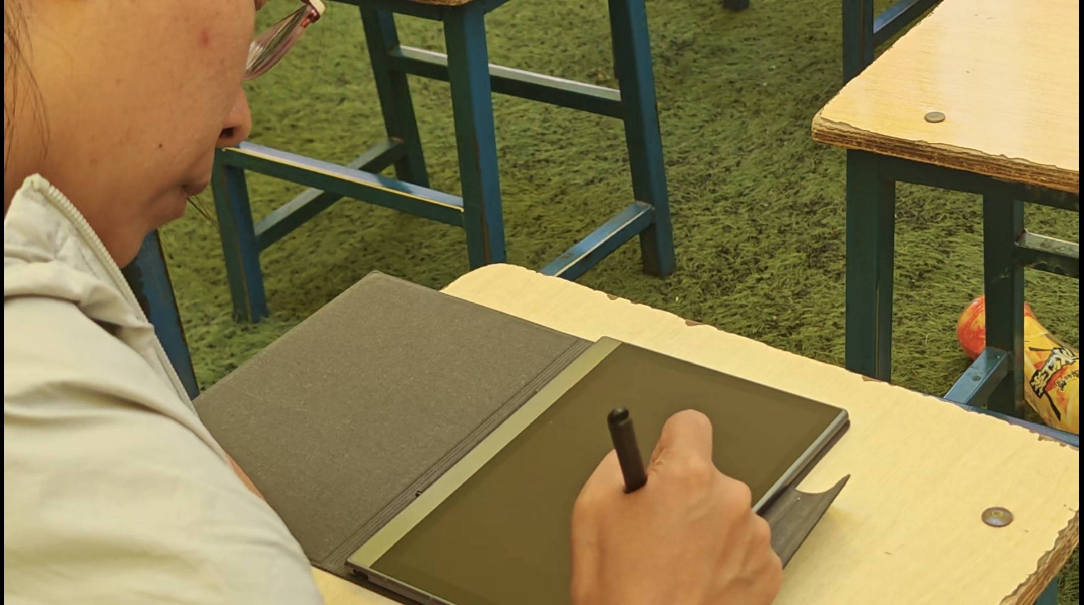 港大女博士放弃985回甘肃,研究县城“失败者”