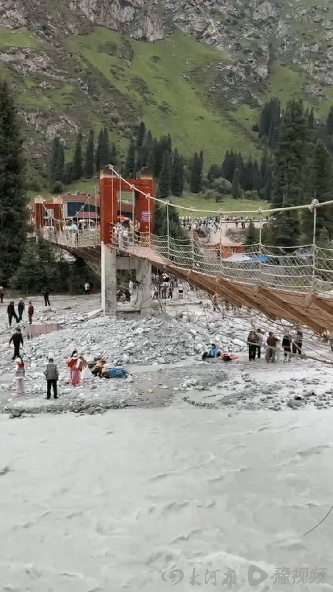 新疆一景区“网红桥”突然断裂，29人滑落，当地通报：5人遇难24人受伤，景区已关闭