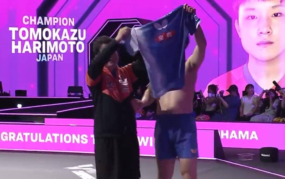 张本智和夺冠，4比2胜王楚钦，赛后脱衣庆祝与王皓握手；此前称王皓握手“太敷衍”