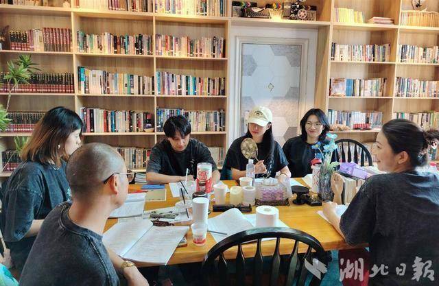 湖北知名导演执导 取景昙华林 国内首部新国风AI奇幻电影《云曰书馆奇妙夜》开机