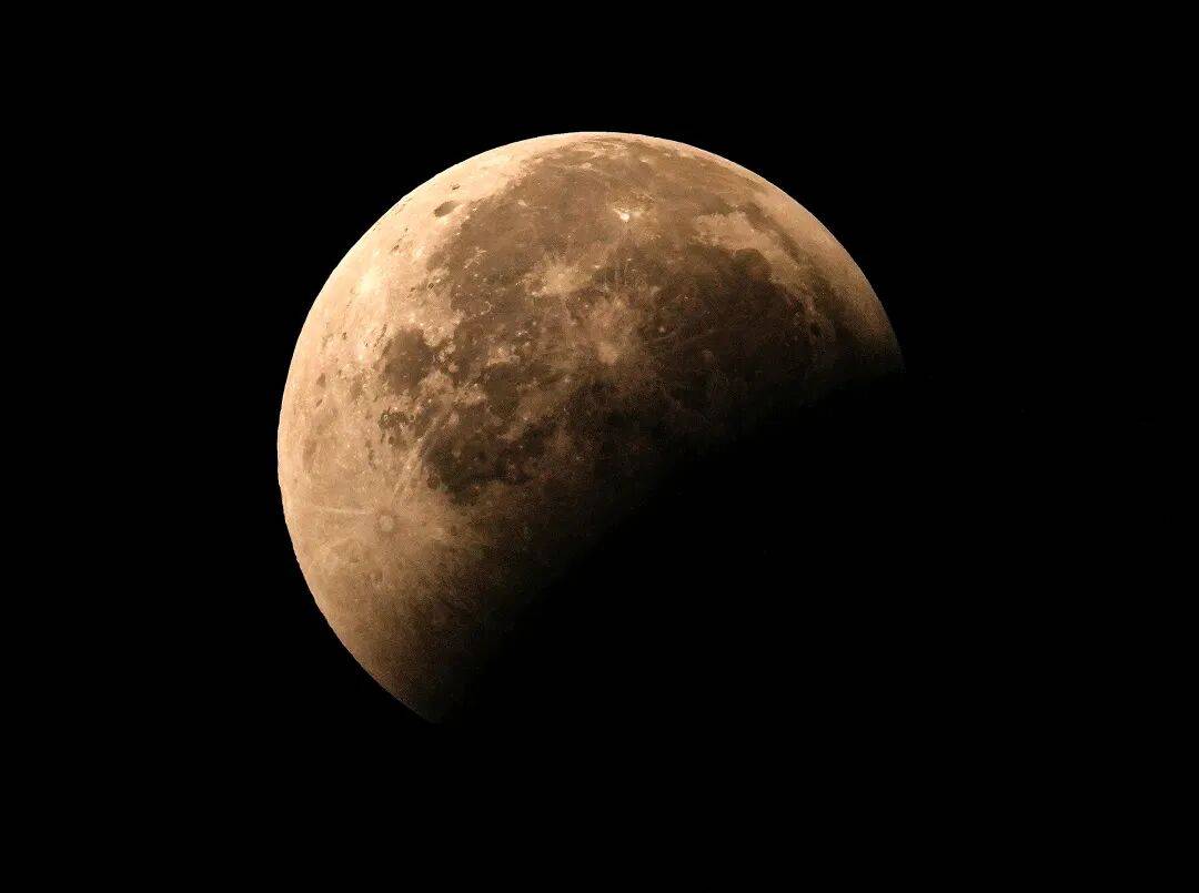 “红月亮”凌晨现身,震撼月全食天象来了:高清大图记录月亮“变脸”全过程