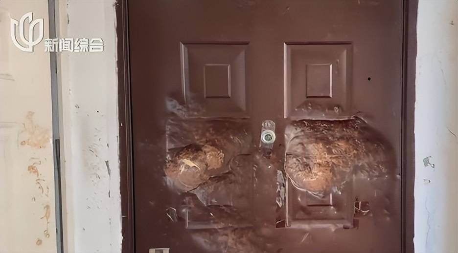 上海女子吓坏!54岁男邻居楼道内一丝不挂,还用榔头猛砸她家大门!居委会:他母亲去世,心情郁闷