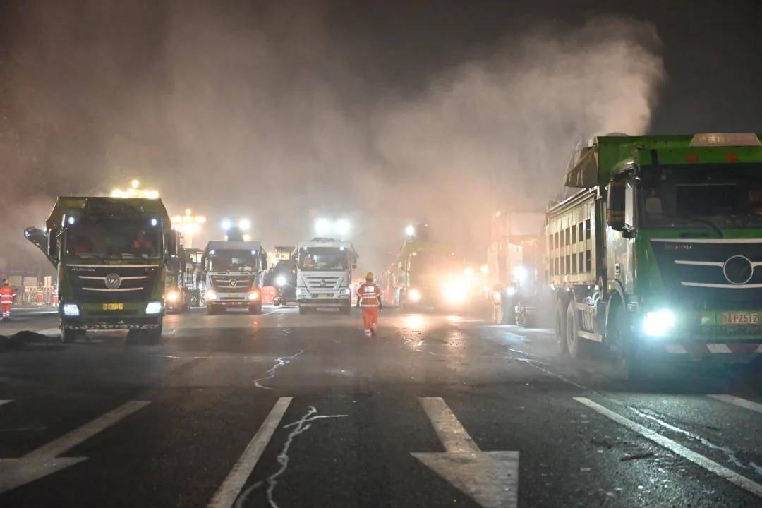 阅兵前的凌晨，长安街35小时铺了46个“足球场”！