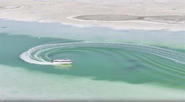 游客将茶卡盐湖铺路盐成袋装走 工作人员：原则上是不允许拿，可凭票免费领