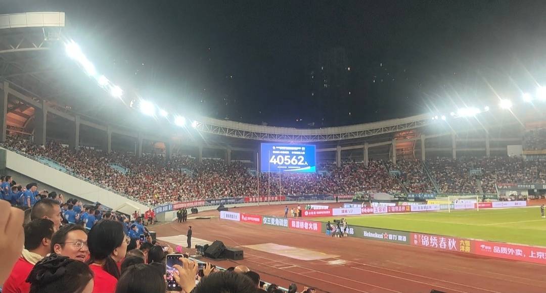 苏超常州队赞助商已不基础，烧烤店老板泪别赛场广告牌