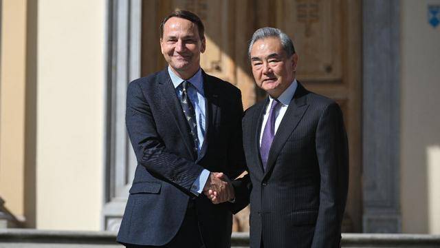 波兰不守承诺，拒绝放行中欧班列，中方把目光转向北极航道