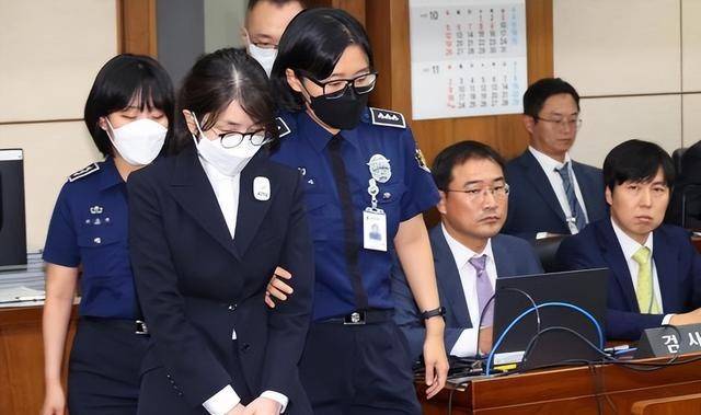 李在明终于成功复仇，把曾权势滔天的检察厅，亲自送到了尽头