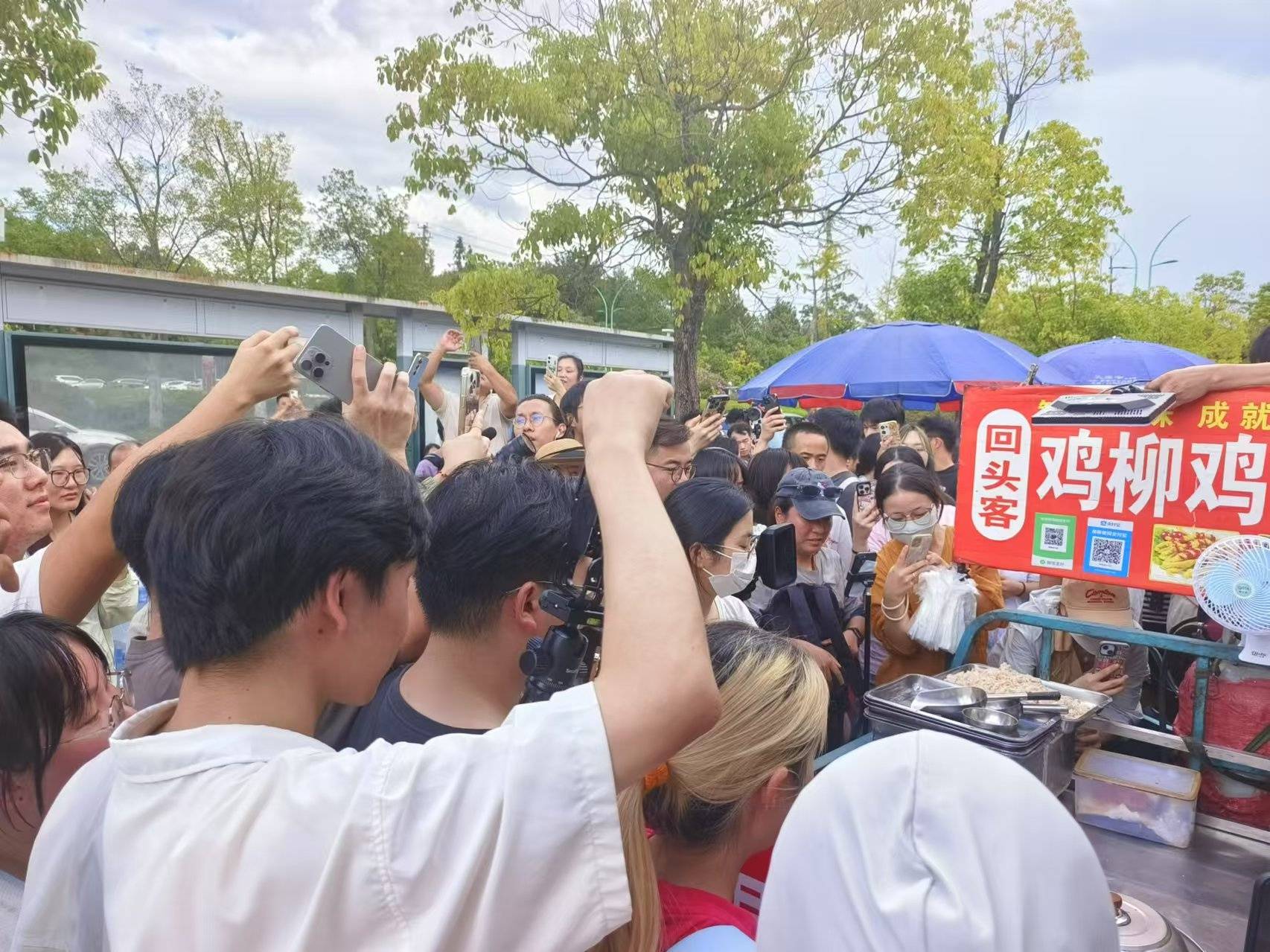景德镇“鸡排哥”回应只睡四小时：顾客雨中排队，我根本不能算累