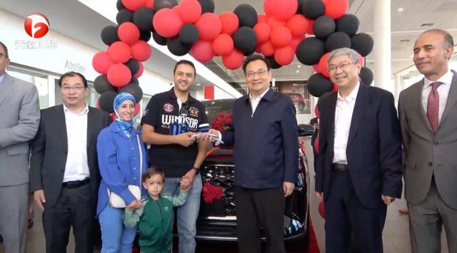 安徽省委书记率团访问摩洛哥，为两位新车用户交付钥匙