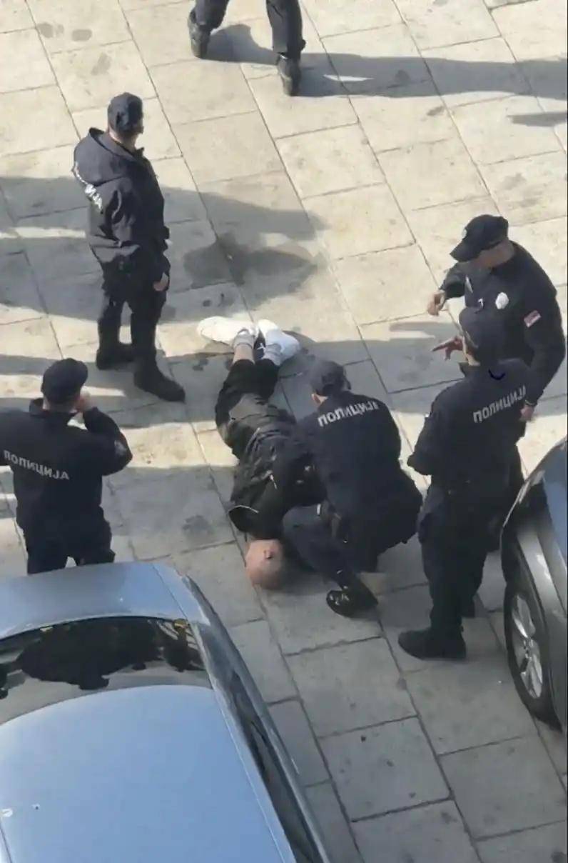 外媒：塞尔维亚国民议会大厦外发生枪击事件，武契奇发声