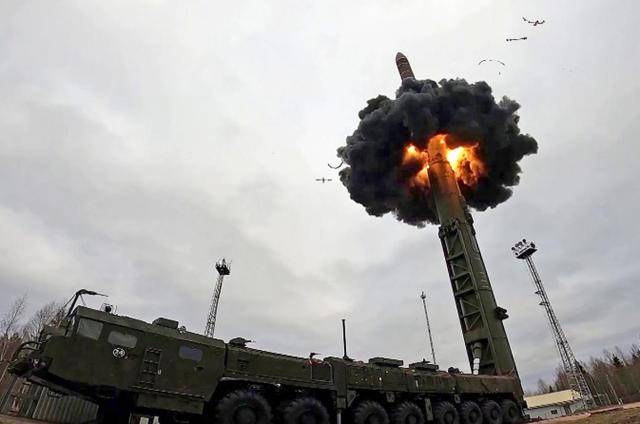 特朗普取消会晤转向制裁，普京不忍了，用洲际导弹发出最强警告