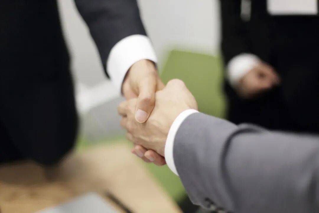 间谍以“交朋友”为名接触中企员工，威逼利诱迫使企业出让项目，致使项目停工停产，国安部披露详情