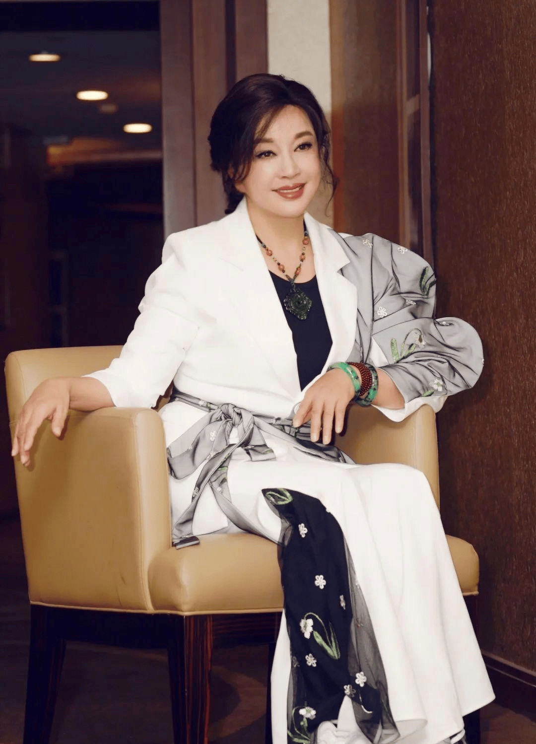 罗志祥举牌辟谣猝死！刘晓庆发文抗议刘德华成龙中招，明星被造谣也无能为力？