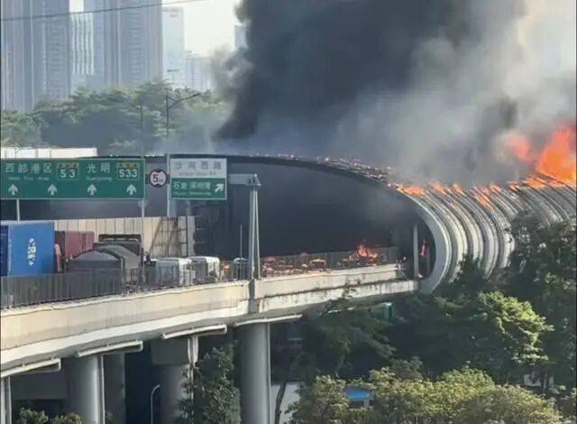 深圳突发一起交通事故引发火情，现场多条视频显示火光冲天、浓烟滚滚；交警通报：三车刮碰一车着火，引燃道路隔音棚起火，无人员受伤被困